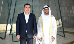 Садыр Жапаров Абу-Дабидеги БАЭ баатырларына арналган комплекске гүлчамбар койду