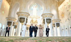 Садыр Жапаров шейх Заеддин күмбөзүнө жана анын атындагы мечитке барды