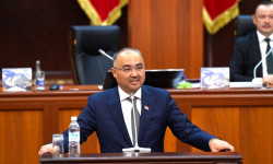 Нурлан Шакиев ЖК жыйынында депутаттарга кайрылып, айрым маселелер боюнча добуш берүүдөн качпоого чакырды