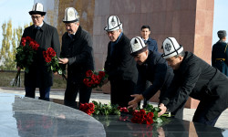 Сүйүнбек Касмамбетов Тарых жана ата-бабаларды эскерүү күндөрүндө «Ата-Бейитке» гүл койду