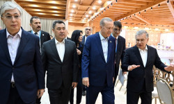 Садыр Жапаров ТМУ мүчө-мамлекеттеринин лидерлери менен биргеликте бейформал сый тамакка катышты