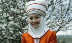 Театр дүйнөсүндө: КР эл артисти  Гүлсара Ажыбекова    (аудио)