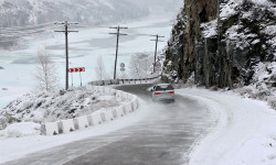 Ызгаар суук, бороон аралаш шамалга карабай жолчулар күн-түн дебей иш үстүндө