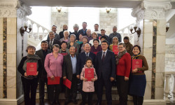 Бишкекте жер тилкеси мыйзамдаштырылган жарандарга кызыл китеп берилди