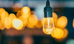 Электр акысын төлөбөгөндөрдүн жарыгы өчүрүлөт