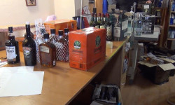 Салык кызматы 10 айда 360 миң бөтөлкө алкоголь, 226 миң куту тамекини мыйзамсыз жүгүртүүдөн тартып алды