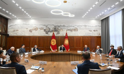 Садыр Жапаров Биринчи Элдик Курултайдын Аксакалдар кеңешинин мүчөлөрү менен жолугушту