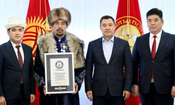  Садыр Жапаров Гиннесстин рекорддор китебине кирген манасчы Рысбай Исаков менен жолугушту