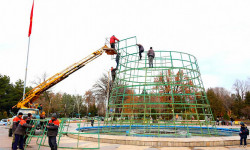 Жалал-Абадда жаңы жылдык балаты орнотулууда