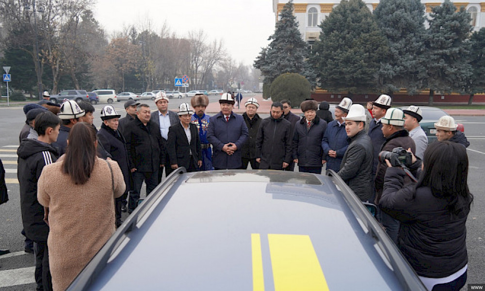 "Манас" театрына автоунаа, бир катар манасчыларга 2 бөлмөлүү үй тапшырылды