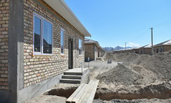 Достук айылында курулуш өз ыргагында уланууда