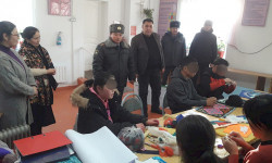 Нарында милиция кызматкерлери муктаждарга кайрымдуулук көрсөтүштү