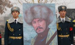 Театрга эл батпай, Азиз Мурадилаев менен коштошту