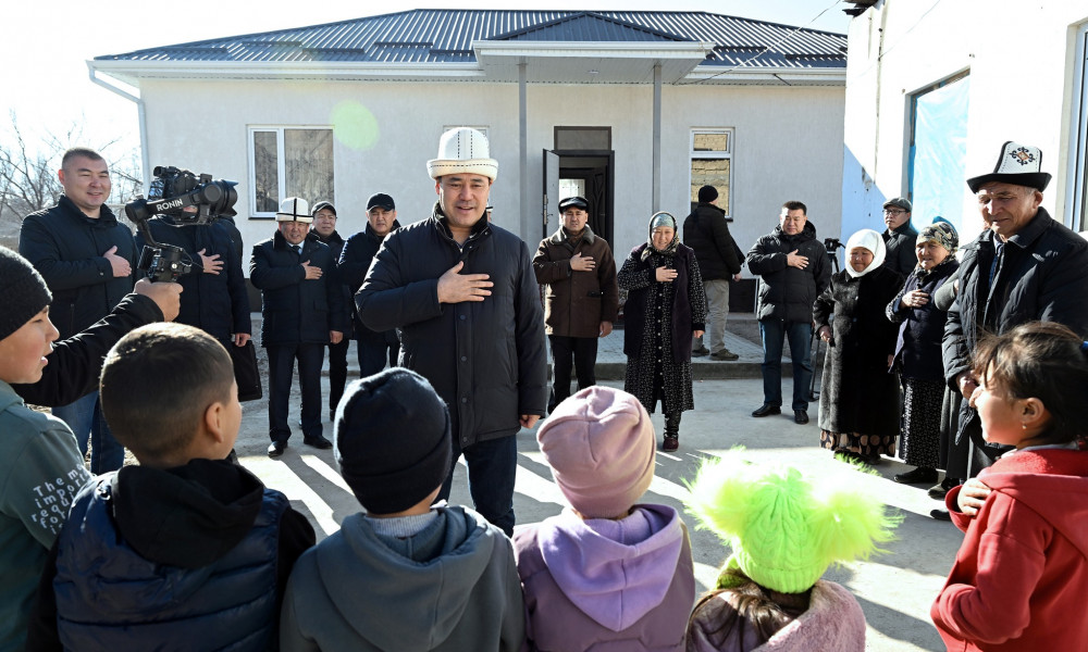 Президент Ак-Сай жана Капчыгай айылдарындагы үйлөрдүн курулушу менен таанышты