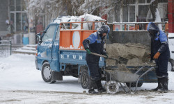 Жалал-Абадда жолдор кардан тазаланууда