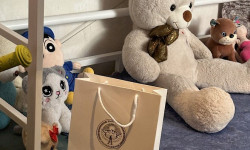 Аз камсыз болгон үй бүлөлөрдүн балдарына президенттен белек