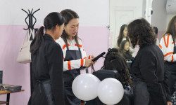 Бишкекте №84 мектептин окуучулары чач тарач, тигүүчүлүк өнөрүн үйрөнүүгө мүмкүнчүлүк алды