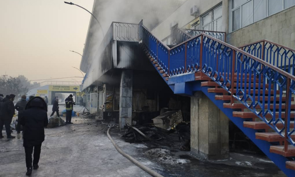 На западном автовокзале Бишкека произошел крупный пожар