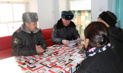 Ысык-Көлдө милиция үй-бүлөлүк зомбулуктан жабыр тарткандар менен жолугушууда