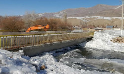 Талас районунун Көпүрө-Базар айылындагы Каракол суусундагы көпүрөнүн алдын муздан тазалоо иштери журүп жатат 