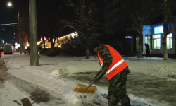 Бишкекте жолдор кардан тазаланууда