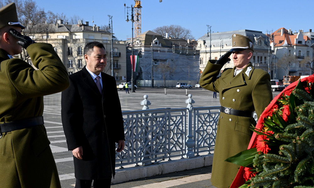 Президент Садыр Жапаров Венгриянын баатырларынын эстелигине гүлчамбар койду