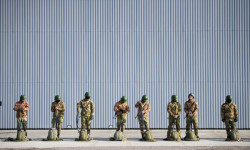 Машыгууда парашюттан секирген жоокерлер