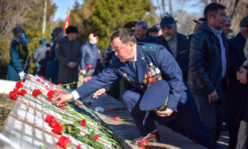 15 февраля у мемориала в парке им. Ататюрка возложили венки к монументу воинам-интернационалистам и почтили память погибших минутой молчания.