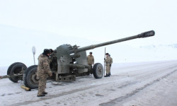 Нарында кар көчкүнү атайын атып түшүрүүдө