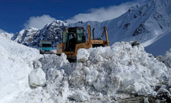 Каракол – Эңилчек жолуна кар көчкү түшүп, жол убактылуу жабылды