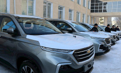 Нарын облусундагы район акимдерине кызматтык унаалар тапшырылды