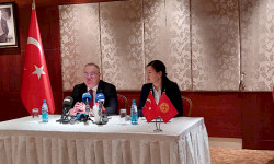 Түркияга жардам катары Кыргызстандын айрым айылдарынын жашоочулары жолду оңдоого чогулткан каражатын беришти