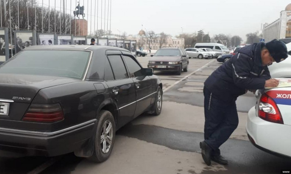 В Бишкеке в ходе рейда за незаконную тонировку оштрафовали более 30 водителей