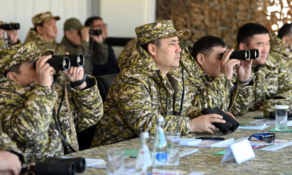 Садыр Жапаров понаблюдал за боевыми учениями и осмотрел военную технику 