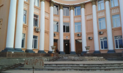 УКМК: Саламаттыкты сактоо министрлигине караштуу Улуттук госпиталдын башкы дарыгери кармалды