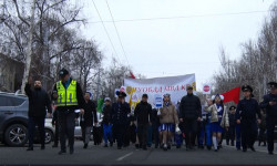 В Бишкеке состоялся пеший марш с участием школьников и инспекторов ГУОБДД