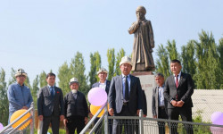 В Оше на малой родине установили памятник Курманжан-Датке