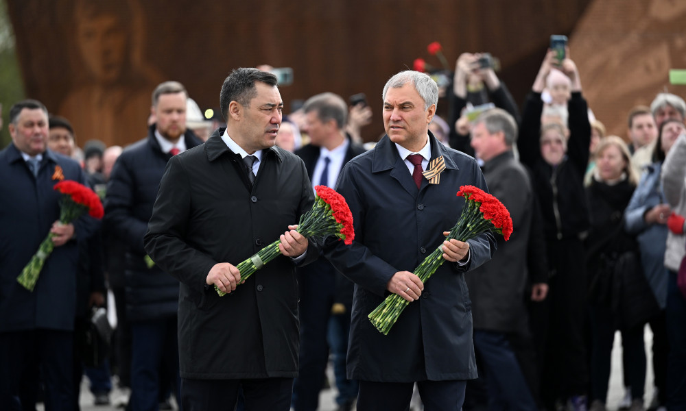 Президент Садыр Жапаров Советтик жоокердин Ржев мемориалы эстелигине гүлчамбар койду