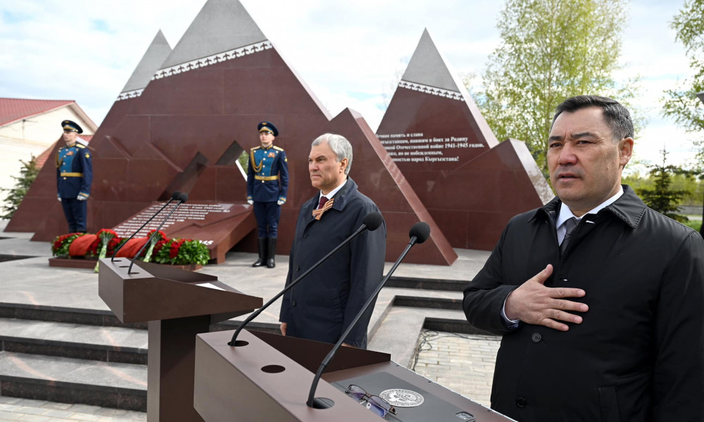 Президент Садыр Жапаров открыл мемориал воинам-кыргызстанцам в г. Ржев