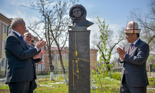 В Бишкеке в честь Дня авиации и космонавтики установили памятник-бюст, посвященный памяти Юрия Гагарина