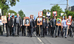 Акылбек Жапаров Ош шаарында “Өлбөс полк” акциясына катышты