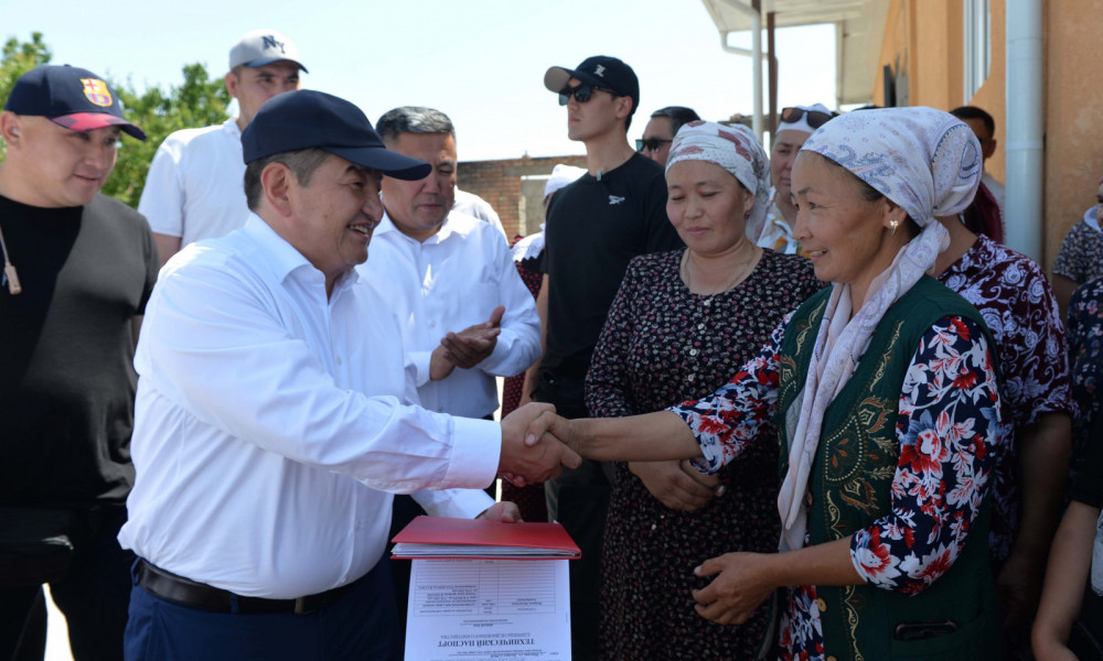 Акылбек Жапаров Баткен облусунда курулуп бүткөн турак-жайлардын абалы менен таанышты