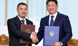 Кыргызстан менен Монголиянын Президенттери достук жана кызматташтык орнотуу жөнүндө Кыргызстан менен Монголиянын Биргелешкен декларациясына кол коюшту