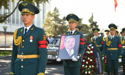 Акылбек Жапаров мамлекеттик ишмер жана дипломат Жаныш Рустенбековду акыркы сапарга узатуу зыйнатына катышты