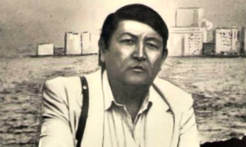 Мухит жээгинде тартылган акын Жолон Мамытовдун сүрөтү 