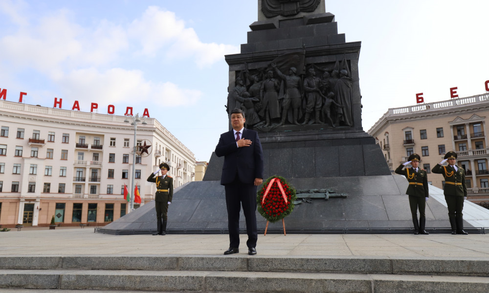  Бакыт Торобаев принял участие на церемонии возложения венка к Монументу Победы на Площади победы города Минск