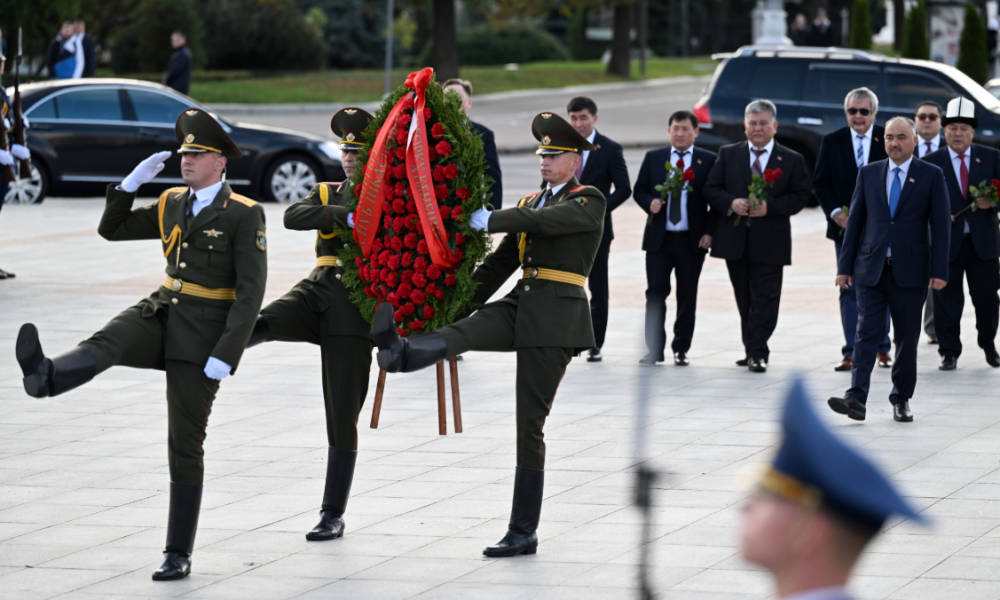 Нурланбек Шакиев Минск шаарындагы "Жеңиш" монументине гүлчамбар койду 