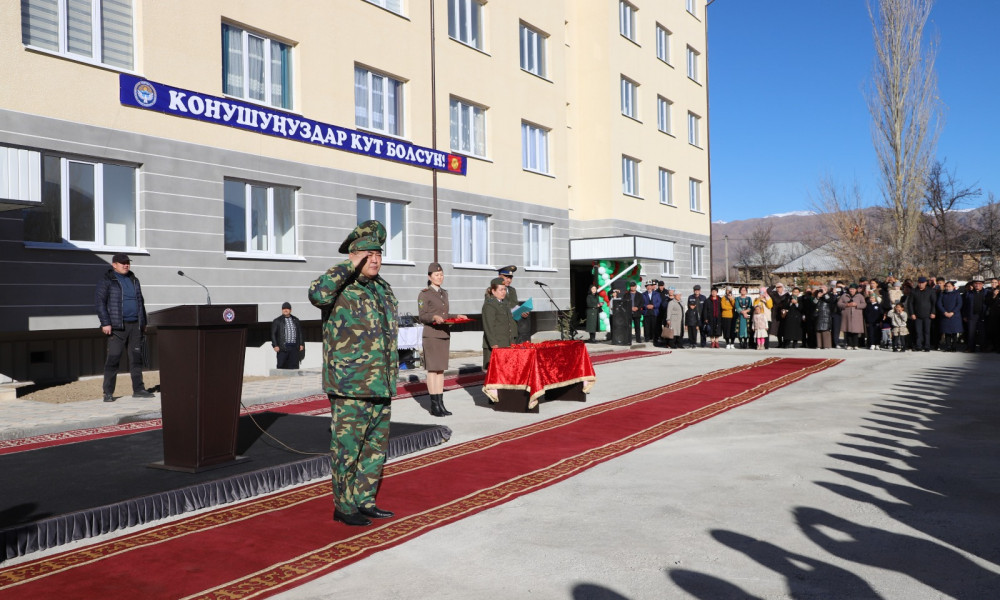 Ташиев УКМКнын Талас облустук кызматкерлерине жаңы батирлердин ачкычын тапшырды