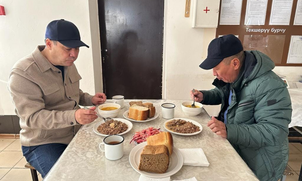 Президент Садыр Жапаров Кой-Таш аскер бөлүгүнө барды