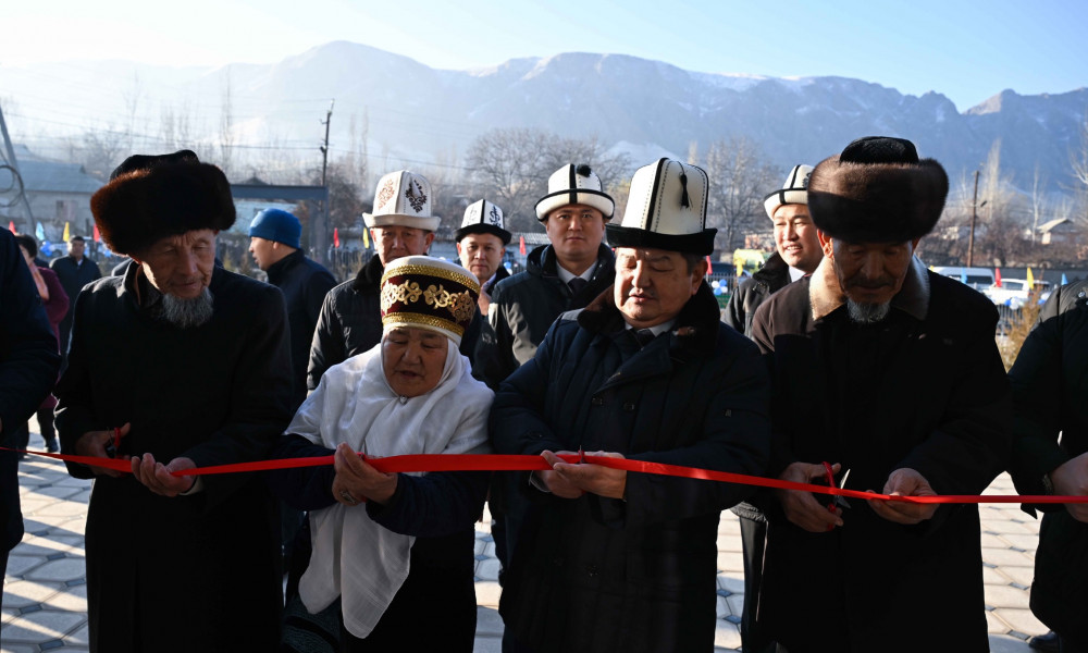 Акылбек Жапаров Керме-Тоо айылында 225 орундуу чоң мектептин ачылышына катышты